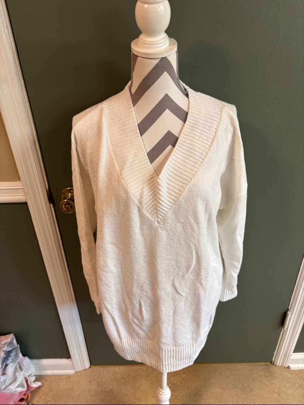LOFT Cream V-Neck Pullover Sweater